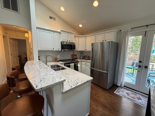 2 Queen BR 2 Full BA IN THE VILLAGE DISTRICT. Gb high-speed Internet included.
