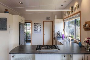 Private kitchen - Backyard Bliss on Waiheke (Waiheke Island)