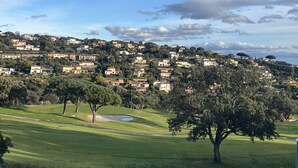 Un campo de golf con vistas a una zona residencial en la ladera.