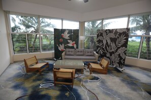 Phòng đơn cơ bản, ban công, quang cảnh sân vườn | Nội thất