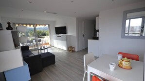 Interior - T3 CLIMATISE - RESIDENCE LES RIVES DE LA FAVIERE (BORMES LES MIMOSAS)