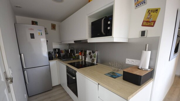 Fridge, cookware/dishes/utensils - T3 CLIMATISE - RESIDENCE LES RIVES DE LA FAVIERE (BORMES LES MIMOSAS)