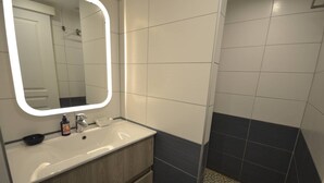 Bathroom - T3 CLIMATISE - RESIDENCE LES RIVES DE LA FAVIERE (BORMES LES MIMOSAS)