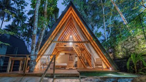 A triangular wooden structure with a balcony and a pool. - Ceylon Canopy (Dickwella)