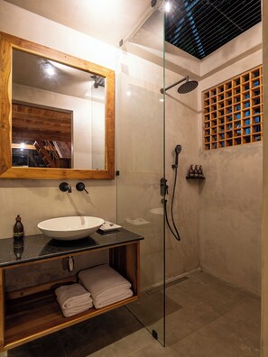 Chambre quadruple familiale, patio, vue sur la piscine | Salle de bain | Séchoir à cheveux, serviettes fournies, savon, shampooing