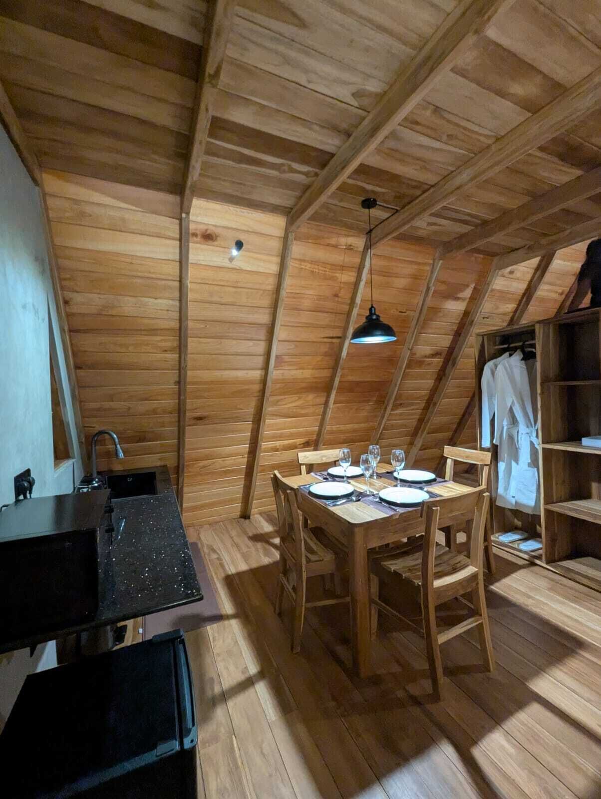 Firemannsrom – familie, terrasse, bassengutsikt | Spiseområde