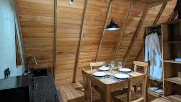 Firemannsrom – familie, terrasse, bassengutsikt | Spiseområde