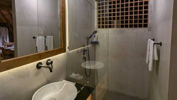 Family Quadruple Room, Patio, Pool View | Bathroom