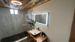 Family Cabin, Garden View | Bathroom | Shower, hair dryer, towels, soap - Hacienda 7 Amores (Valle de Guadalupe)