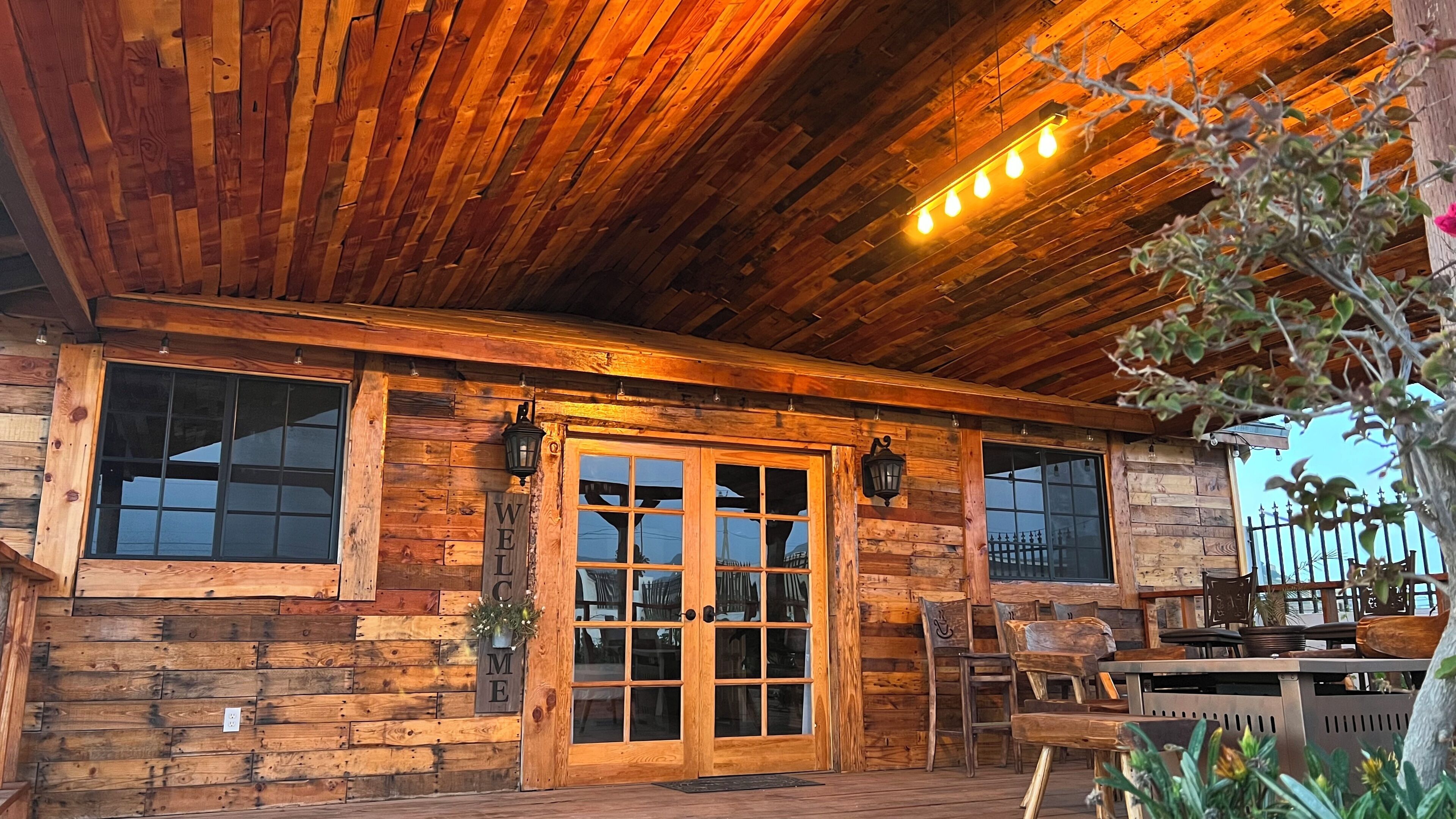 Cabaña familiar, vista al jardín | Restaurante al aire libre