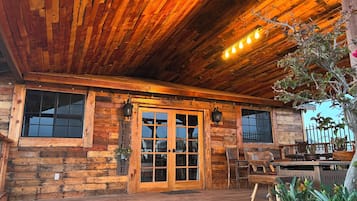 Cabaña familiar, vista al jardín | Restaurante al aire libre