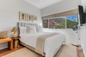 In-room safe, iron/ironing board, free WiFi, bed sheets - Ashry Collective-Ocean & Mountain Views (Cape Town)