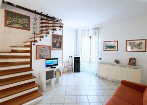 TV - Casa Marlù - Spacious apartment in the historic centre of Porto Azzurro (Porto Azzurro)