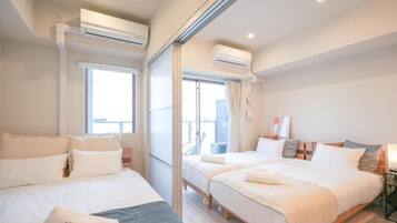 Kamar Quadruple Superior, balkon, pemandangan kota | Meja kerja, ruang kerja ramah laptop, Wi-Fi gratis, dan seprai linen