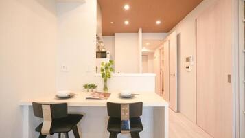 Suite Deluks, balkon, pemandangan kota | Tempat makan