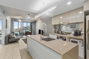 Fridge, microwave, oven, stovetop - Hamilton Riverview Apt | Balcony & Pool (Hamilton)