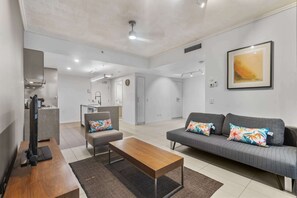 TV - Hamilton Riverview Apt | Balcony & Pool (Hamilton)