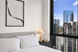 2 bedrooms, desk, iron/ironing board, WiFi - 2BR Apt | Modern Amenities, Pool & Gym Near Casino (Southbank)