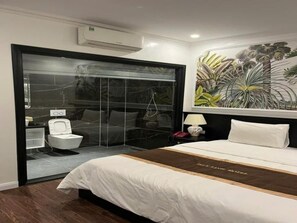 Deluxe Double Room, City View | Soundproofing, iron/ironing board, free WiFi - ROYAL HOTEL (Thanh liet)