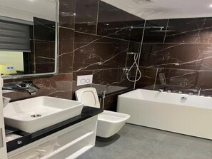 Deluxe Double Room, City View | Bathroom - ROYAL HOTEL (Thanh liet)