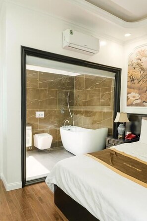 Deluxe Double Room, City View | Bathroom - ROYAL HOTEL (Thanh liet)