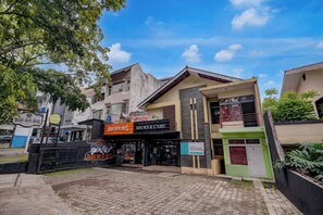 Vista frontal de la propiedad