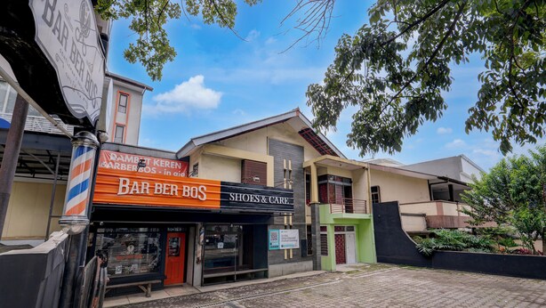 Fachada con letreros que indican 'BAR BER BOS' y 'SHOES & CARE'.