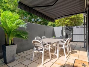 تناول الطعام بالخارج