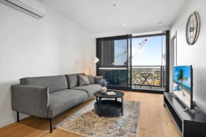 TV - Central Southbank Apartment with Pool Access (Southbank)
