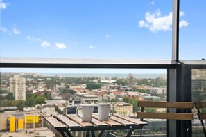 Outdoor dining - Central Southbank Apartment with Pool Access (Southbank)