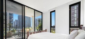 2 bedrooms, iron/ironing board, Internet, bed sheets - New 2 bedroom apartment. Garden view with pool, jacuzzi,sauna & gym. (Eastgardens)