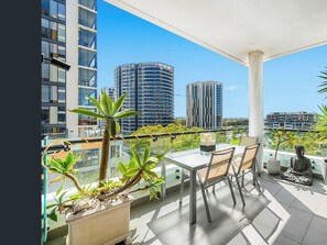 Outdoor dining - New 2 bedroom apartment. Garden view with pool, jacuzzi,sauna & gym. (Eastgardens)