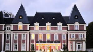 Een groot, historisch gebouw met meerdere torens en een centrale ingang.