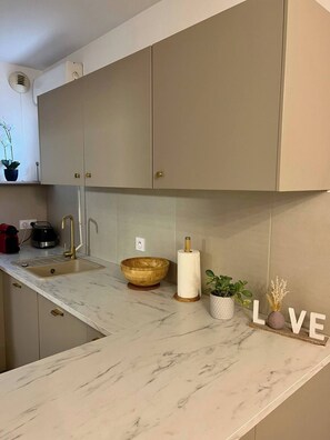 Private kitchen - Modern 1BR · Pool, Parking & Walk to Beach (Cannes)