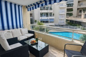 Property grounds - Modern 1BR · Pool, Parking & Walk to Beach (Cannes)