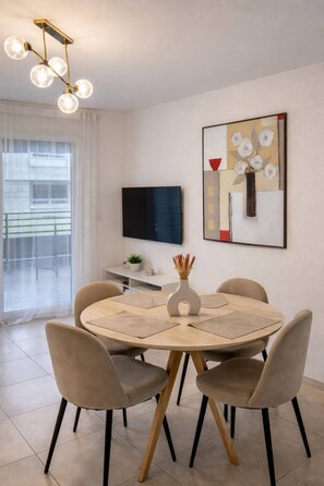Dining - Modern 1BR · Pool, Parking & Walk to Beach (Cannes)