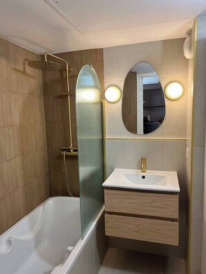 Bathroom - Modern 1BR · Pool, Parking & Walk to Beach (Cannes)
