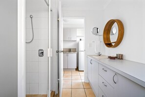 Shower, hair dryer, towels, shampoo - Private Wooloowin Retreat with Patio & Backyard (Wooloowin)