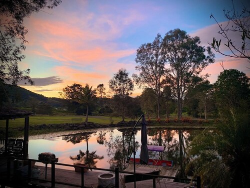 Private lakes/Gardens/Sunsets/Kayak/Fire pit/Gazebo on water/BBQ/Swim/EV charge