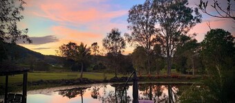 Private lakes/Gardens/Sunsets/Kayak/Fire pit/Gazebo on water/BBQ/Swim/EV charge