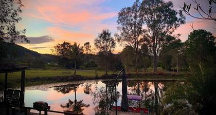 Private lakes/Gardens/Sunsets/Kayak/Fire pit/Gazebo on water/BBQ/Swim/EV charge