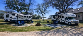 Peaceful LakeFront Full Hookup RV Site