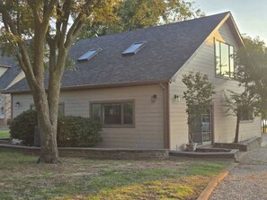 Exterior - Shahan Oasis • King Suite + Lakefront Access (Little Elm)