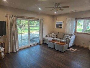 TV - Shahan Oasis • King Suite + Lakefront Access (Little Elm)