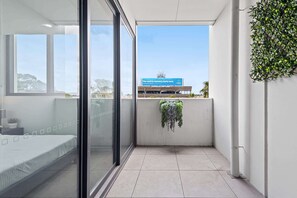 2 bedrooms, iron/ironing board, WiFi, bed sheets - A-Min Walk to Oakleigh Station | 2BR w/ Parking (Hughesdale)
