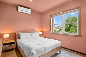 1 slaapkamer, een strijkplank/strijkijzer, beddengoed