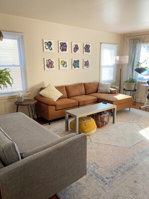 Living area - Cozy, Quiet, Artsy 2-Bedroom Apartment  Near Downtown Milwaukee (Milwaukee)