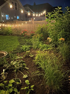 Property grounds - Cozy, Quiet, Artsy 2-Bedroom Apartment  Near Downtown Milwaukee (Milwaukee)