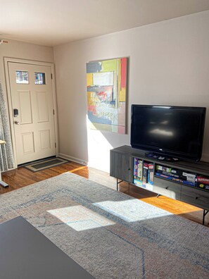 Interior - Cozy, Quiet, Artsy 2-Bedroom Apartment  Near Downtown Milwaukee (Milwaukee)