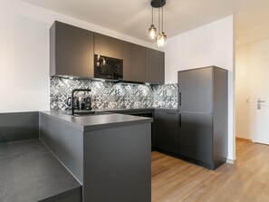 Fridge, microwave, oven, stovetop - Modern apartment in the centre of Jenbach (Jenbach)